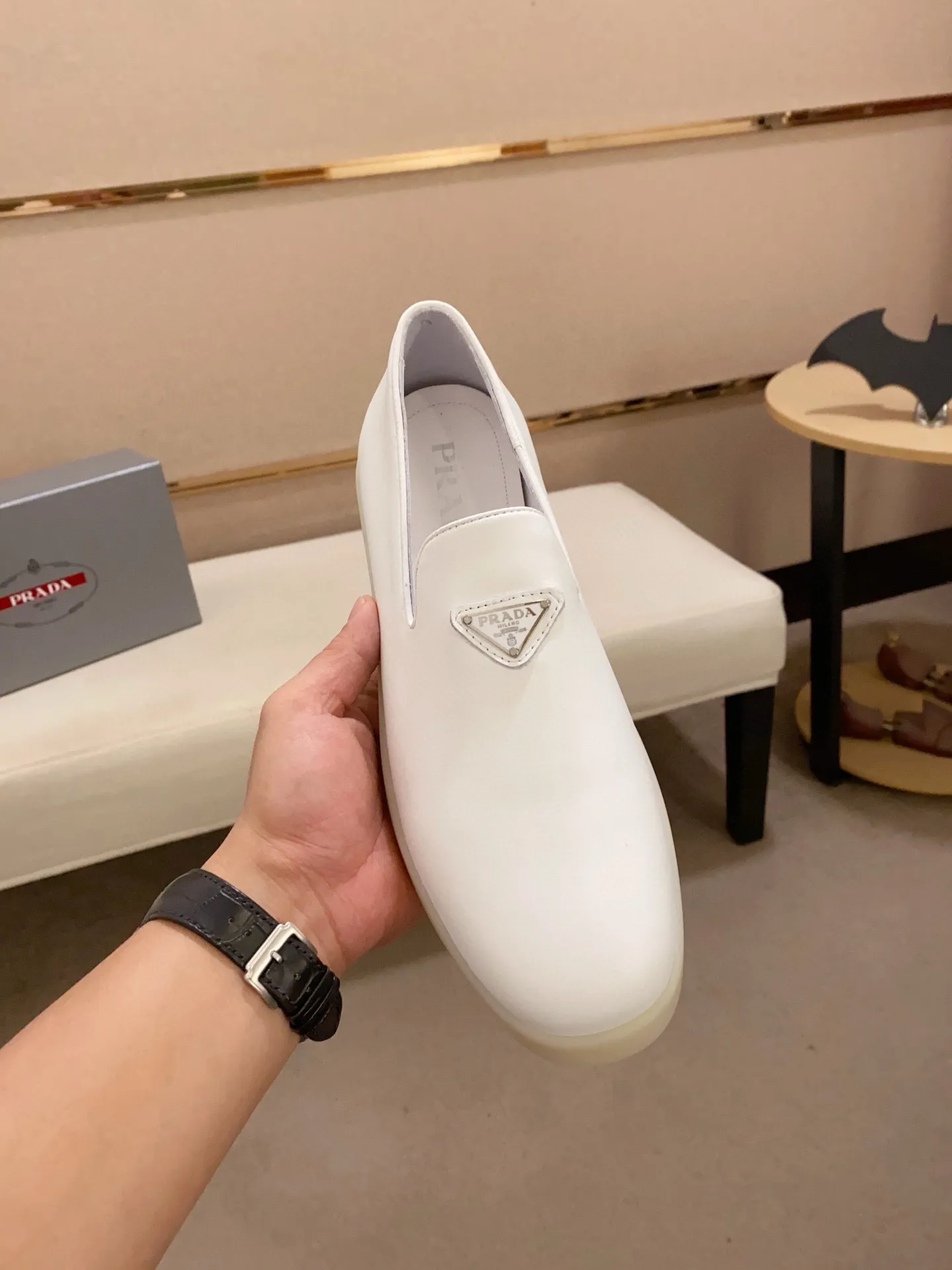 Men's shoes 💰 580💰 ✔️✔️✔️High-quality new PRADA counters are launched at the same time. The new men's shoes and 😘fabrics are selected from high-silk bald cowhide and are made by pure handicrafts. Lining: Full cowhide lining. 👍🏿 High-end ☄️ air-cushion molded anti-slip rubber outsole, exquisite lines, simple and elegant, comfortable and high-end for leisure travel. Code number: 38 to 44 (45 can be customized)